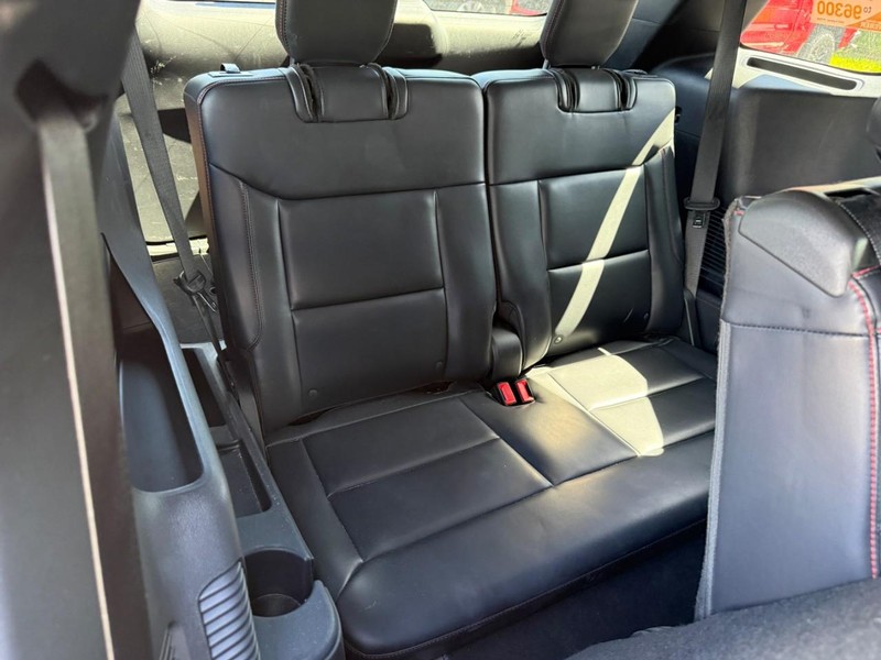 Ford Explorer Vehicle Full-screen Gallery Image 11