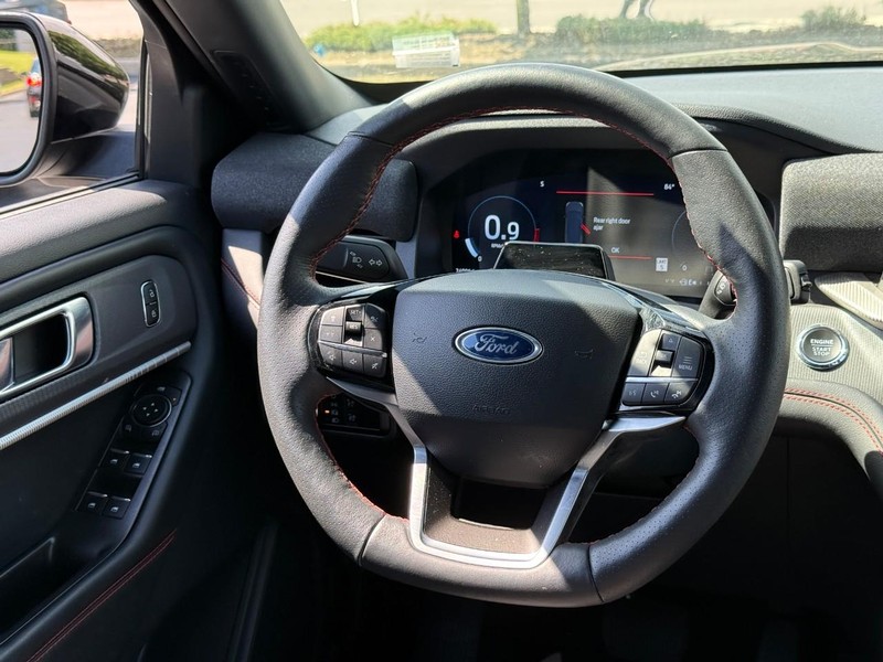 Ford Explorer Vehicle Full-screen Gallery Image 13