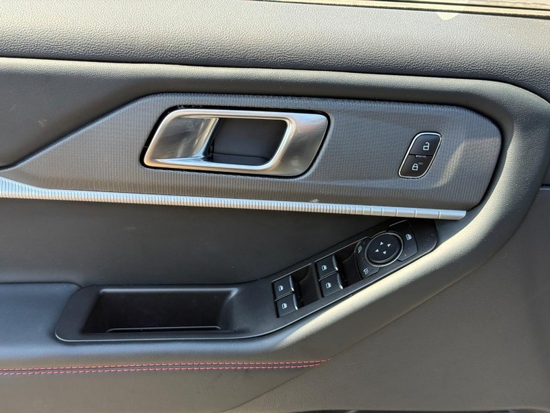Ford Explorer Vehicle Full-screen Gallery Image 16