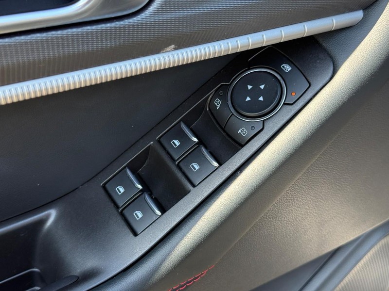 Ford Explorer Vehicle Full-screen Gallery Image 17