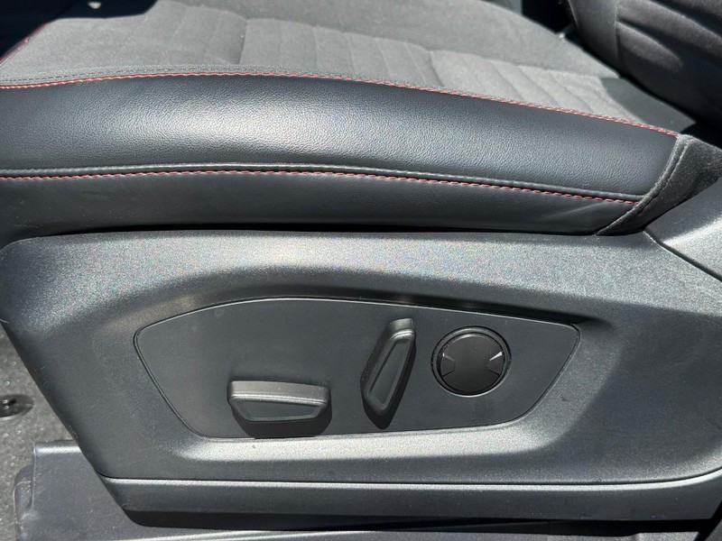 Ford Explorer Vehicle Full-screen Gallery Image 19