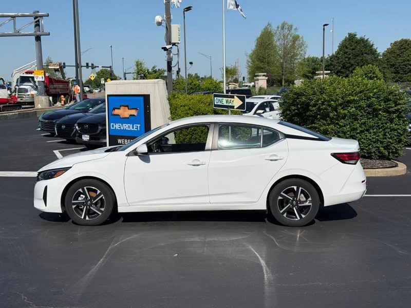 Nissan Sentra Vehicle Full-screen Gallery Image 2