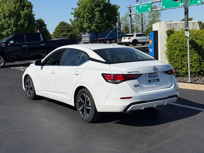 Nissan Sentra Vehicle Full-screen Gallery Image 3