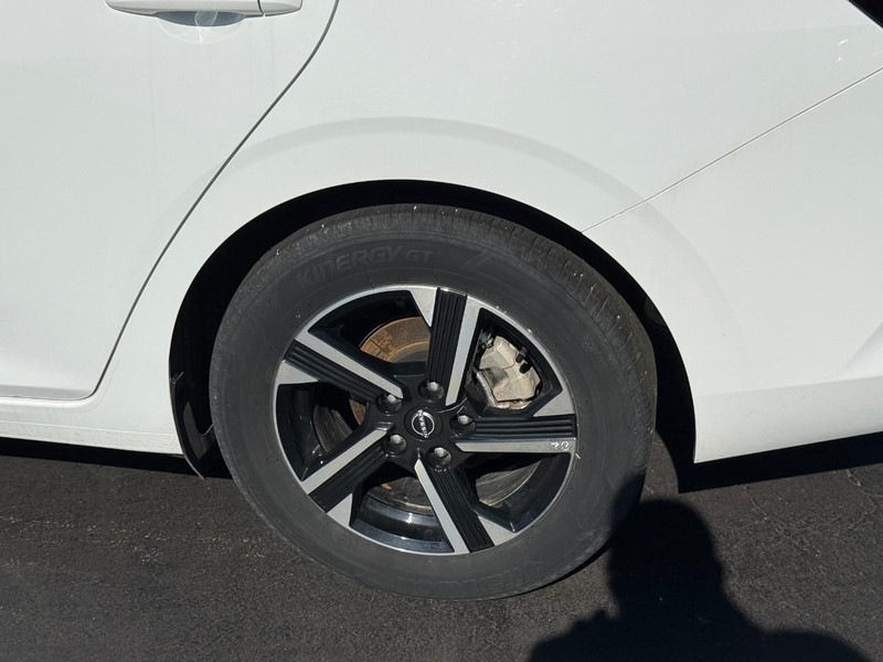 Nissan Sentra Vehicle Full-screen Gallery Image 4