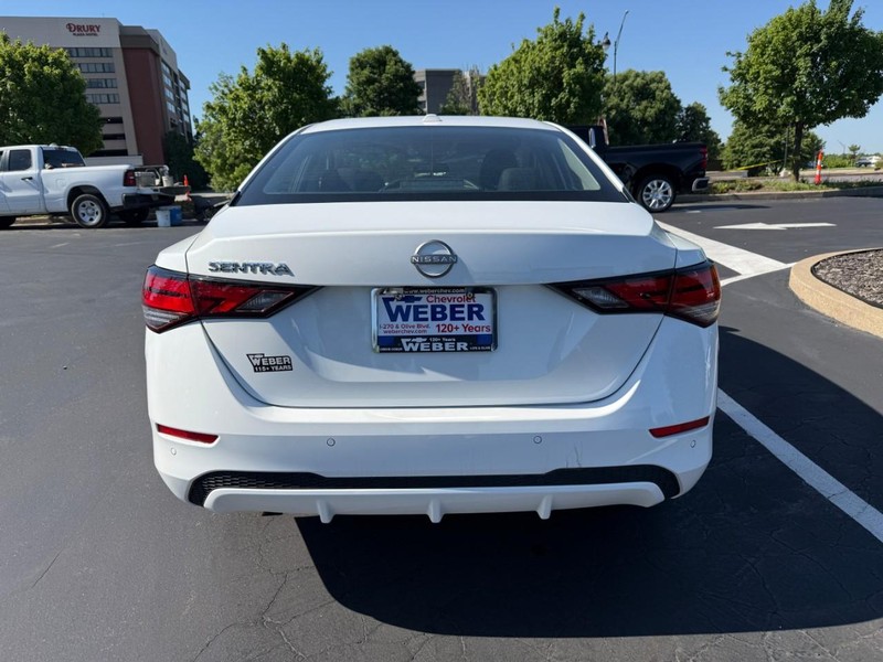 Nissan Sentra Vehicle Full-screen Gallery Image 6