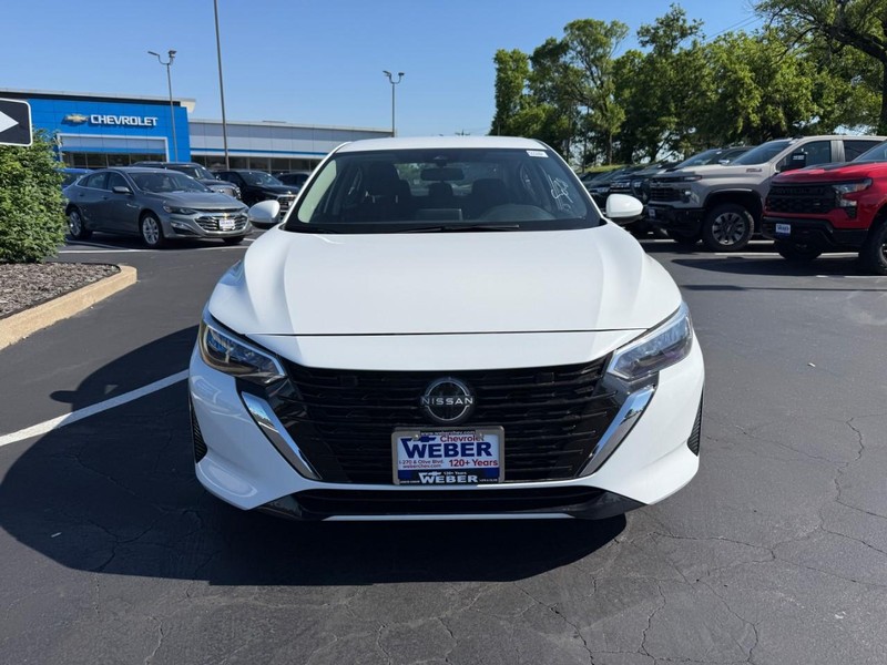 Nissan Sentra Vehicle Full-screen Gallery Image 8