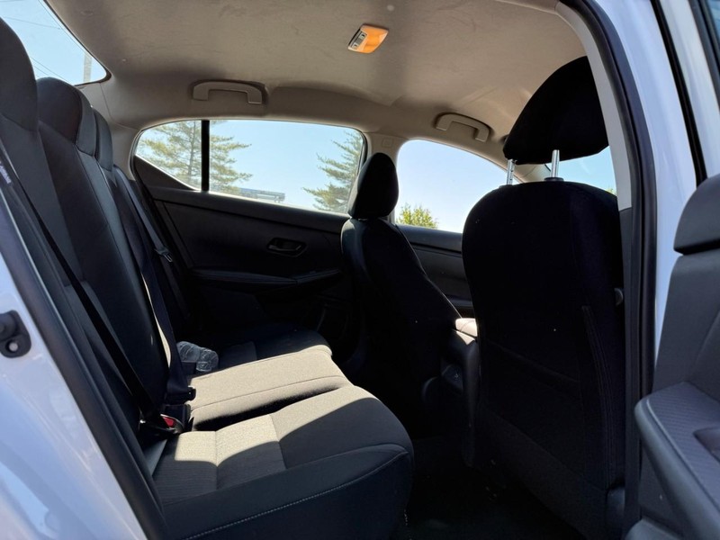 Nissan Sentra Vehicle Full-screen Gallery Image 9