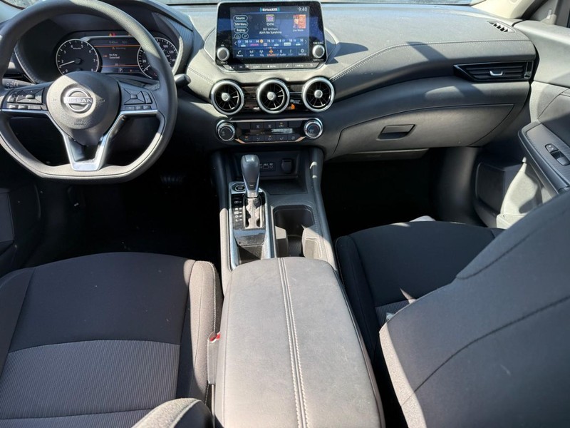 Nissan Sentra Vehicle Full-screen Gallery Image 10