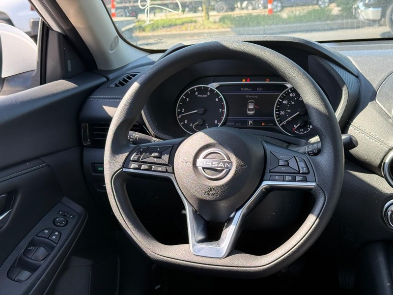 Nissan Sentra Vehicle Full-screen Gallery Image 11