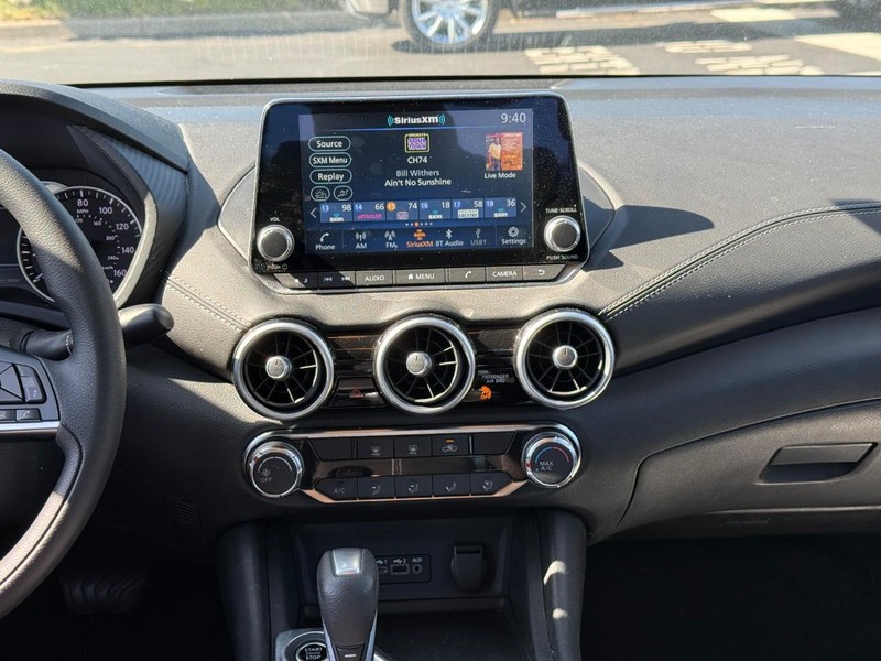 Nissan Sentra Vehicle Full-screen Gallery Image 12