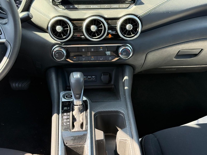 Nissan Sentra Vehicle Full-screen Gallery Image 13