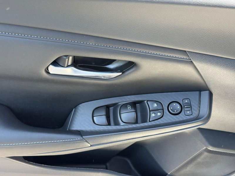 Nissan Sentra Vehicle Full-screen Gallery Image 14