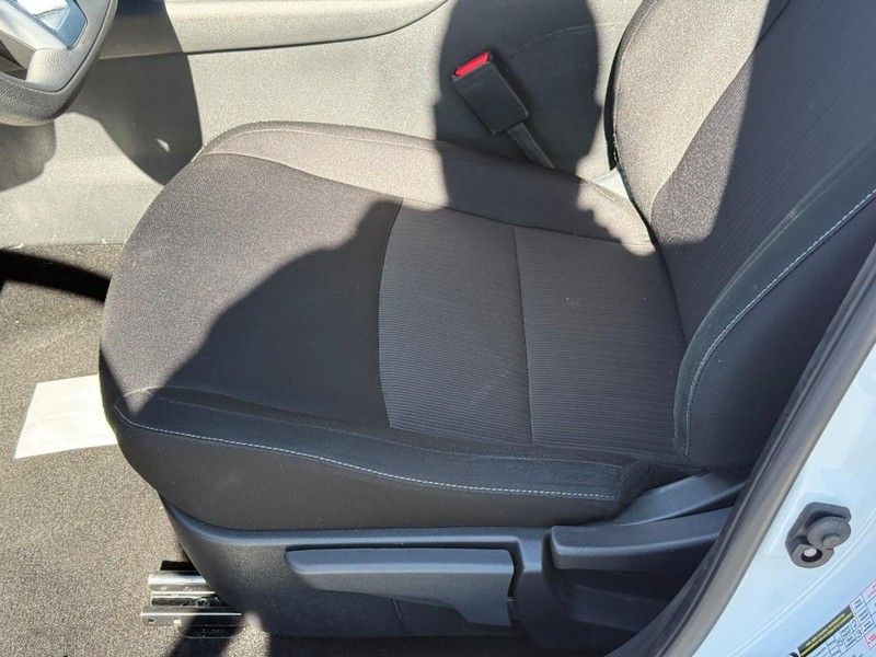 Nissan Sentra Vehicle Full-screen Gallery Image 15