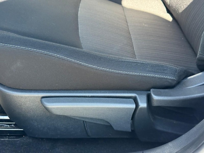 Nissan Sentra Vehicle Full-screen Gallery Image 16