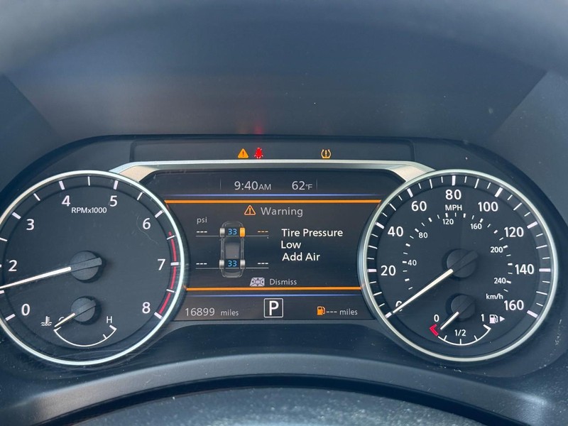 Nissan Sentra Vehicle Full-screen Gallery Image 19