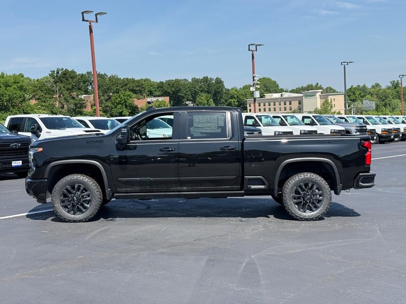 Chevrolet Silverado 2500HD Vehicle Full-screen Gallery Image 2