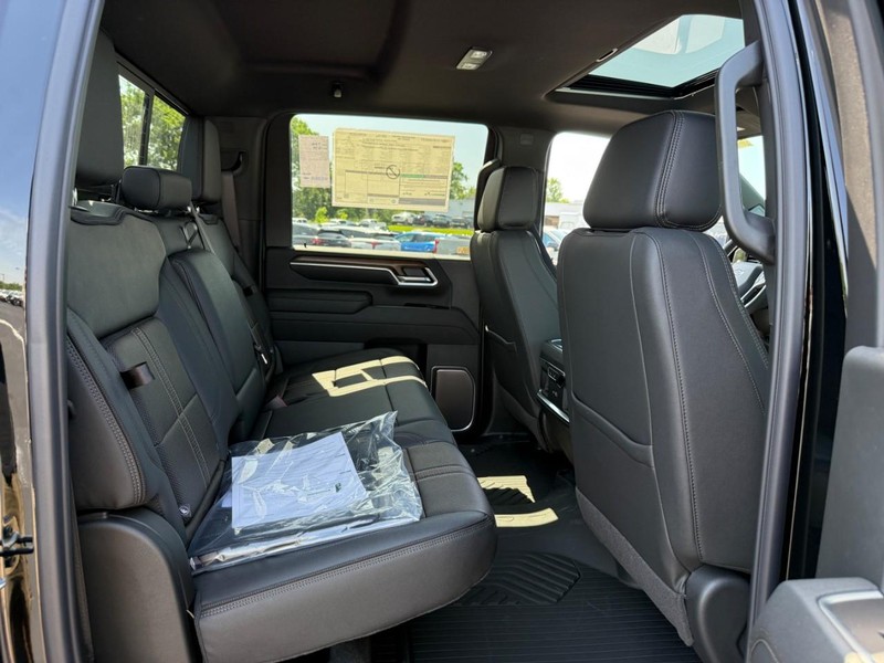 Chevrolet Silverado 2500HD Vehicle Full-screen Gallery Image 5