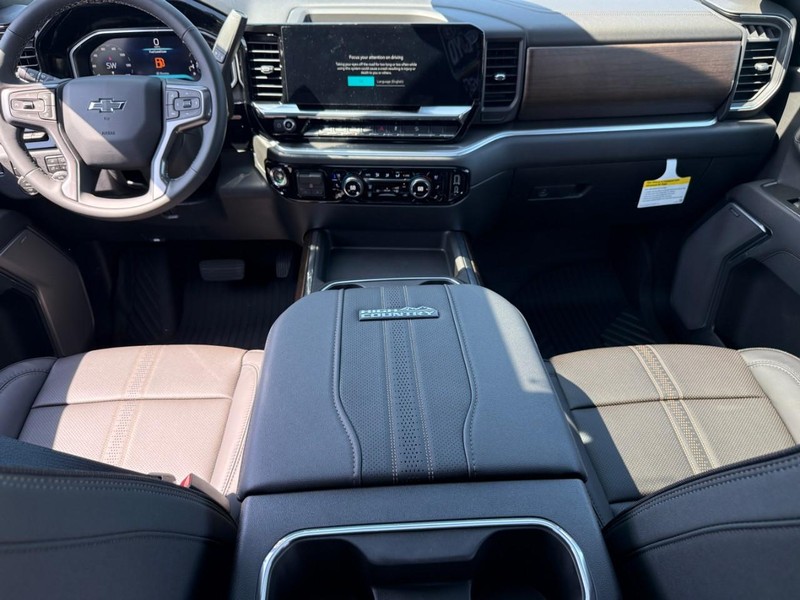 Chevrolet Silverado 2500HD Vehicle Full-screen Gallery Image 6