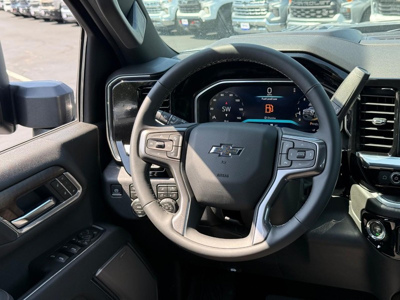 Chevrolet Silverado 2500HD Vehicle Full-screen Gallery Image 7