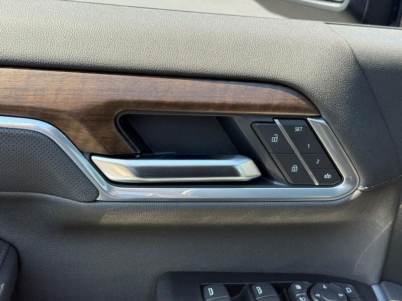 Chevrolet Silverado 2500HD Vehicle Full-screen Gallery Image 11