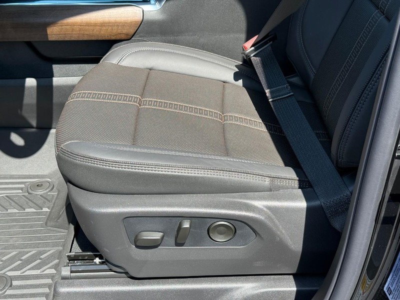 Chevrolet Silverado 2500HD Vehicle Full-screen Gallery Image 12