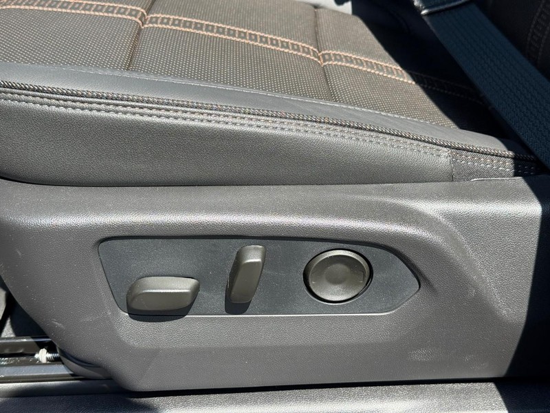 Chevrolet Silverado 2500HD Vehicle Full-screen Gallery Image 13