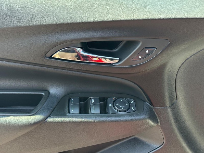 Chevrolet Equinox Vehicle Full-screen Gallery Image 16