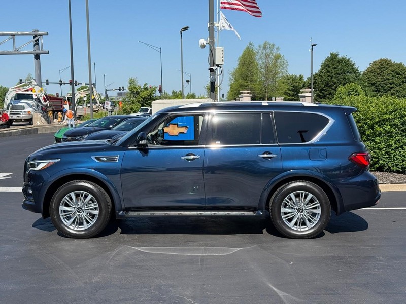 INFINITI QX80 Vehicle Full-screen Gallery Image 2