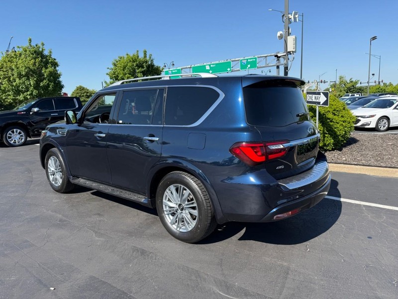 INFINITI QX80 Vehicle Full-screen Gallery Image 3