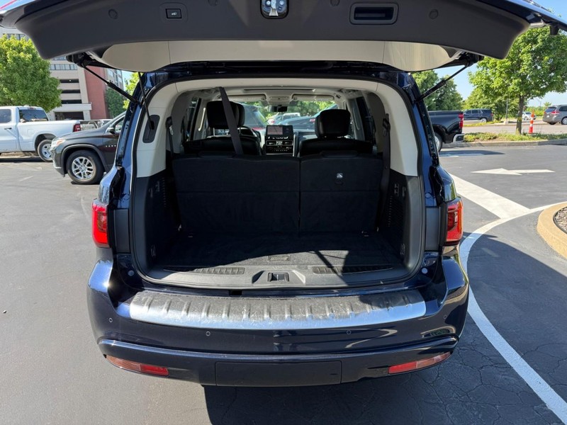 INFINITI QX80 Vehicle Full-screen Gallery Image 5