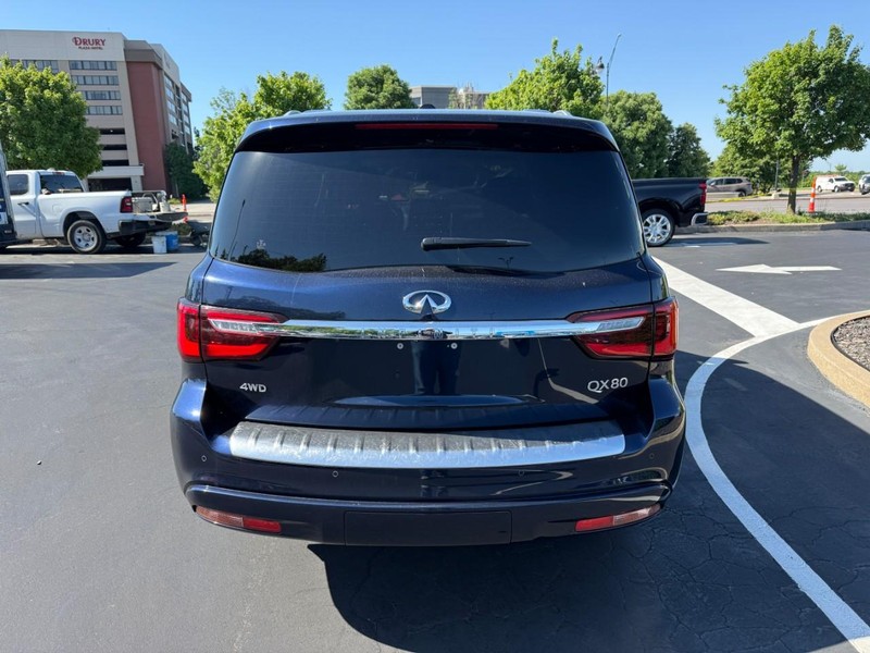 INFINITI QX80 Vehicle Full-screen Gallery Image 6