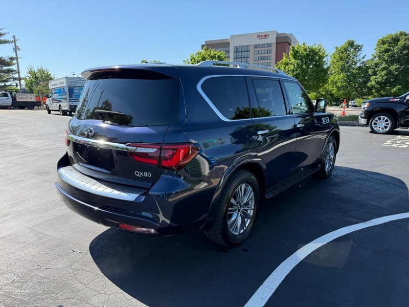 INFINITI QX80 Vehicle Full-screen Gallery Image 7