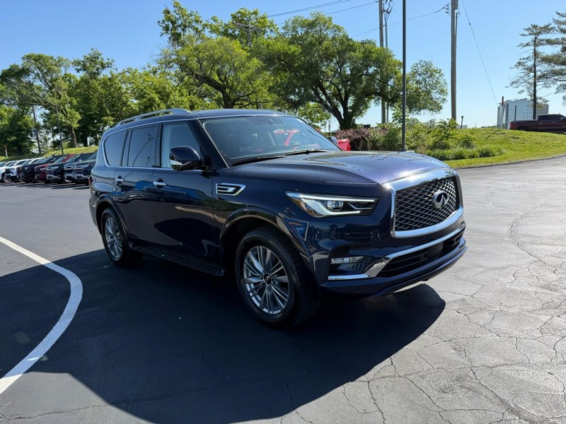 INFINITI QX80 Vehicle Full-screen Gallery Image 8