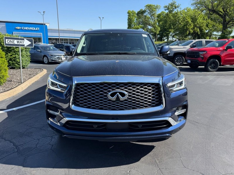 INFINITI QX80 Vehicle Full-screen Gallery Image 9