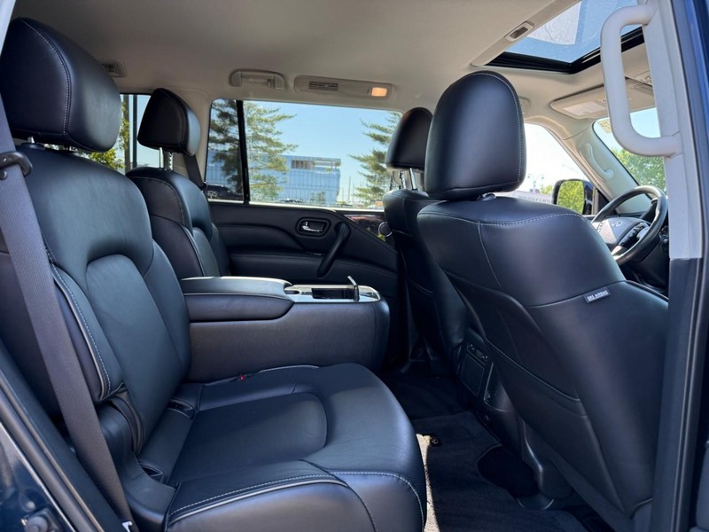 INFINITI QX80 Vehicle Full-screen Gallery Image 10