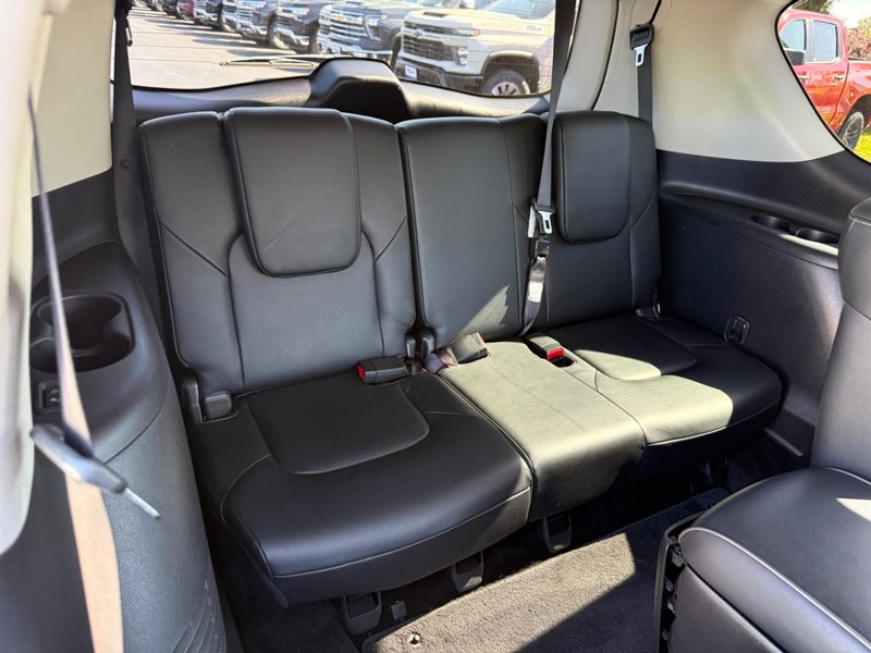 INFINITI QX80 Vehicle Full-screen Gallery Image 11