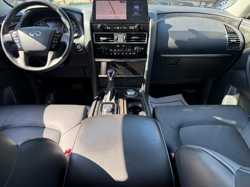 INFINITI QX80 Vehicle Full-screen Gallery Image 12