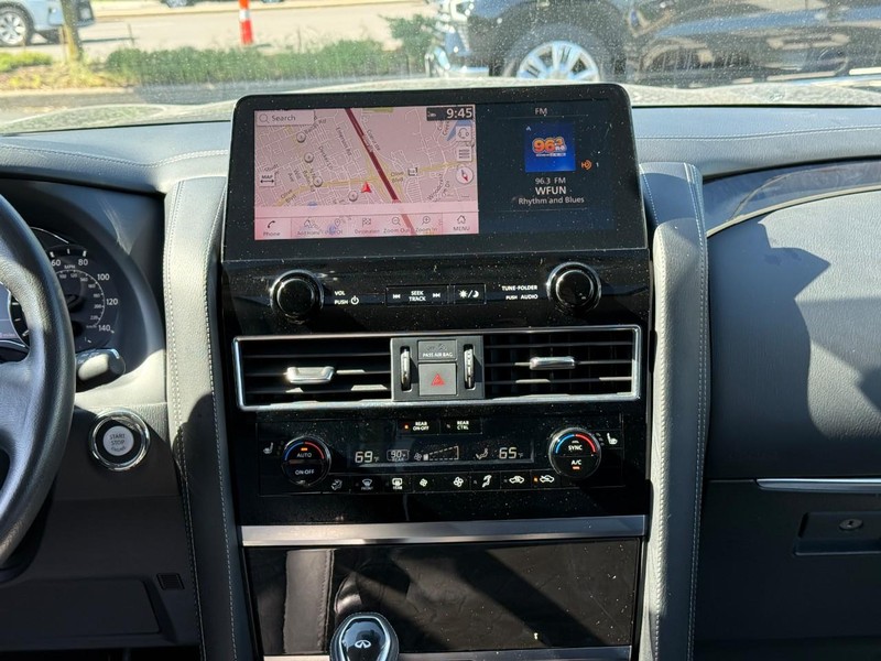 INFINITI QX80 Vehicle Full-screen Gallery Image 14