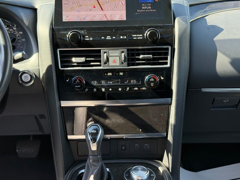 INFINITI QX80 Vehicle Full-screen Gallery Image 15
