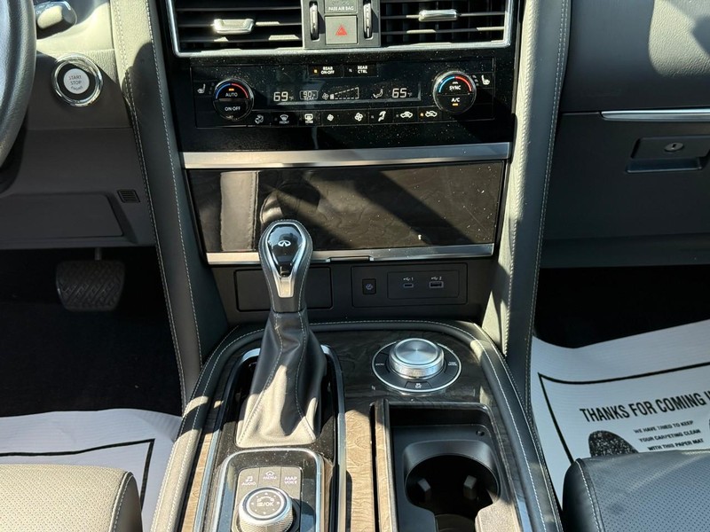 INFINITI QX80 Vehicle Full-screen Gallery Image 16