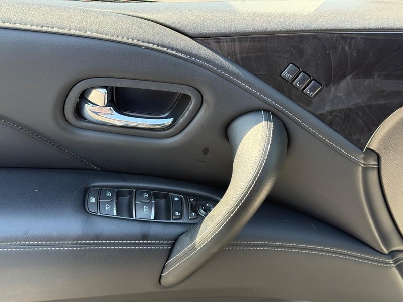 INFINITI QX80 Vehicle Full-screen Gallery Image 17