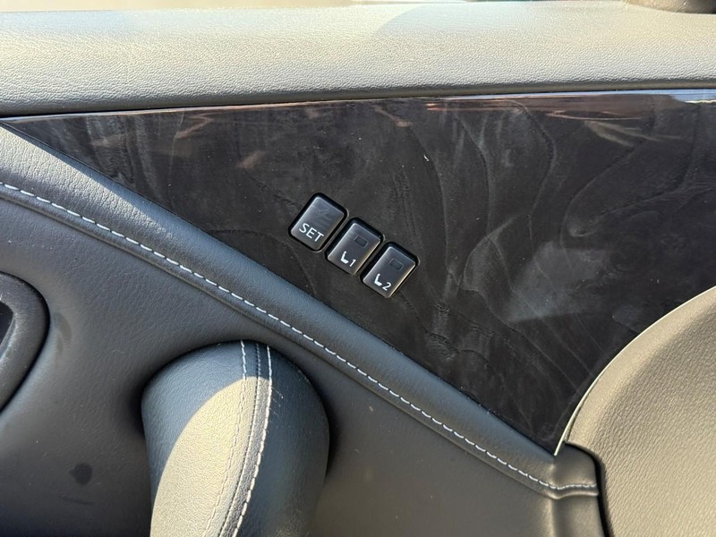 INFINITI QX80 Vehicle Full-screen Gallery Image 18