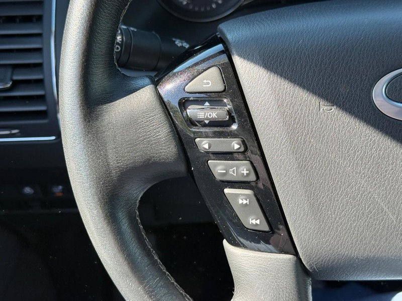 INFINITI QX80 Vehicle Full-screen Gallery Image 21