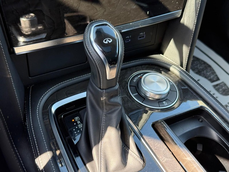 INFINITI QX80 Vehicle Full-screen Gallery Image 24