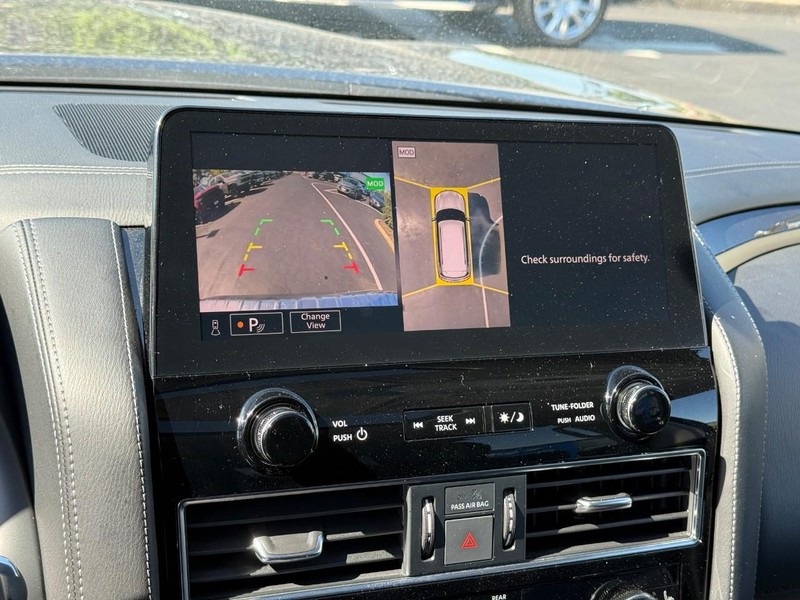 INFINITI QX80 Vehicle Full-screen Gallery Image 26