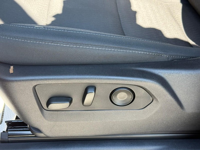 GMC Sierra 1500 Vehicle Full-screen Gallery Image 12