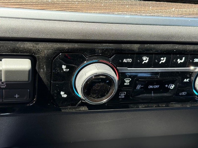 Chevrolet Silverado 1500 Vehicle Full-screen Gallery Image 18