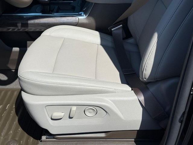 Chevrolet Silverado 1500 Vehicle Full-screen Gallery Image 13