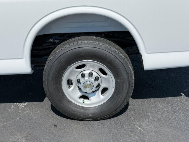 Chevrolet Express Cargo Van Vehicle Full-screen Gallery Image 5