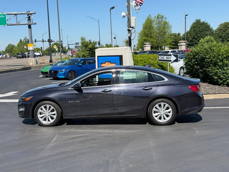 Chevrolet Malibu Vehicle Full-screen Gallery Image 2